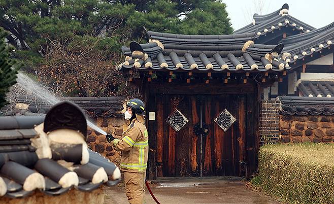 지난달 26일 경북 안동 하회마을에서 소방대원이 산불 불씨가 옮겨 붙지 않도록 마을 곳곳에 물을 뿌리고 있다.(사진=저작권자(c) 연합뉴스, 무단 전재-재배포 금지)