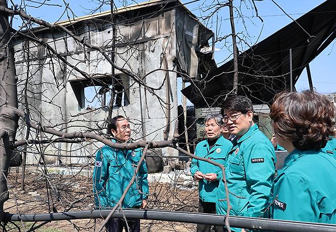 권재한 농촌진흥정장이 1일 경북 의성군 산불 피해 농장을 찾아 산불로 인한 농업 분야 피해 현황을 점검하고 피해 복구 방안을 논의하고 있다. 2025.4.1 (ⓒ뉴스1, 무단 전재-재배포 금지)