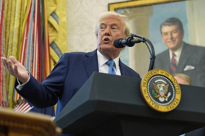 도널드 트럼프 대통령이 22일 미국 워싱턴 디시(D.C.) 백악관 오벌 오피스에서 열린 폴 앳킨스의 증권거래위원회(SEC) 위원장 취임 선서식에 참석해 기자들과 대화하고 있다. 워싱턴/AP 연합뉴스