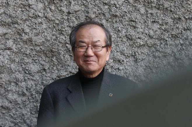 고 홍세화 장발장은행장이 진보신당 대표 취임 직후인 2011년 12월 직전 직장이었던 서울 마포구 공덕동 한겨레신문사 앞에 섰다. 이정아 기자 leej@hani.co.kr