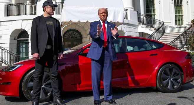 도널드 트럼프 미국 대통령이 지난 3월11일 테슬라의 모델S 차량을 구매한 뒤 일론 머스크와 함께 시승을 준비하고 있다.