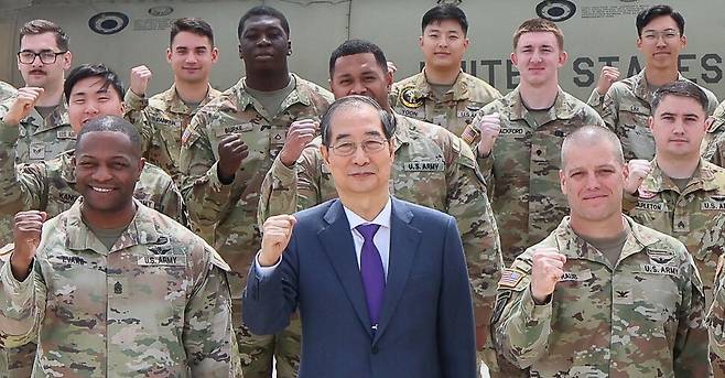 한덕수 대통령 권한대행 국무총리가 23일 경기도 평택 캠프 험프리스 한미연합사령부를 방문해 한미 군 장병들과 기념촬영을 하고 있다. 국무총리실 제공