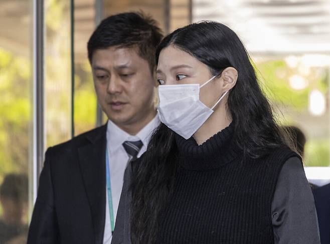 ‘입시비리’ 혐의를 받는 조국혁신당 조국 전 대표의 딸 조민 씨가 23일 서울 서초구 서울중앙지법에서 열린 항소심 선고 공판에 출석하고 있다. 연합뉴스