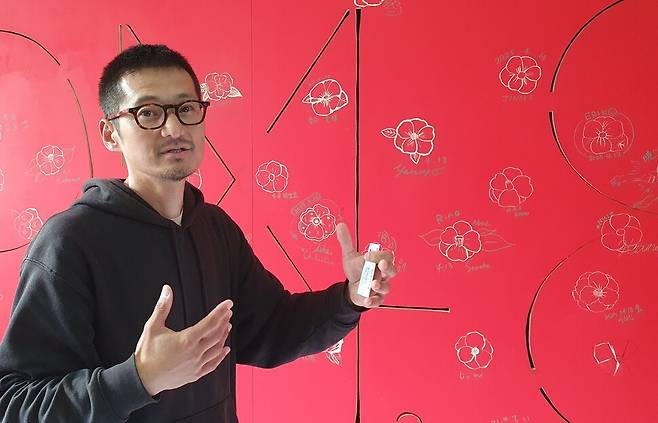 일본 오사카 이쿠노구에서 열리는 4·3 예술 프로젝트 전시회를 여는 후지와라 유키. 허호준 기자