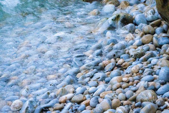 강원 동해시 한섬해변 인근의 몽돌해변에 들이친 파도가 후퇴하고 있다.