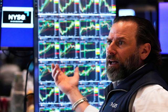 미국 3대 주요 주가지수가 모두 2.5% 이상 오른 22일, 미국 뉴욕 증권거래소에서 직원이 상황을 지켜보고 있다. 뉴욕=AP 연합뉴스