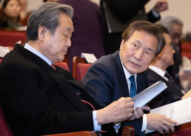손학규(오른쪽) 전 바른미래당 대표가 3월 6일 오후 서울 여의도 국회 도서관 강당에서 열린 분권형 권력구조 개헌 대토론회에 참석해 있다. 뉴스1