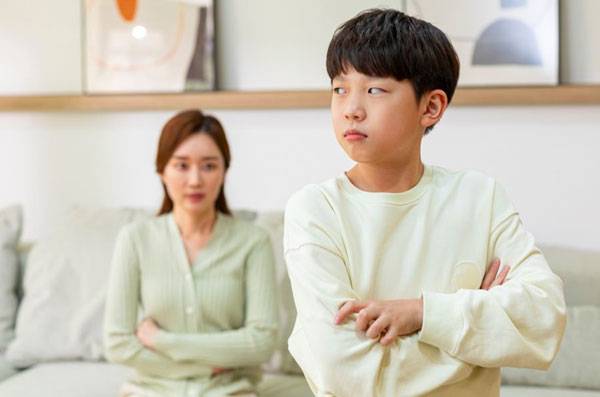 호주 대인관계 전문 미디어 ‘핵스피릿’은 자신도 모르게 버릇없는 아이로 키울 수 있는 양육 방식 네 가지를 소개했다./사진=클립아트코리아