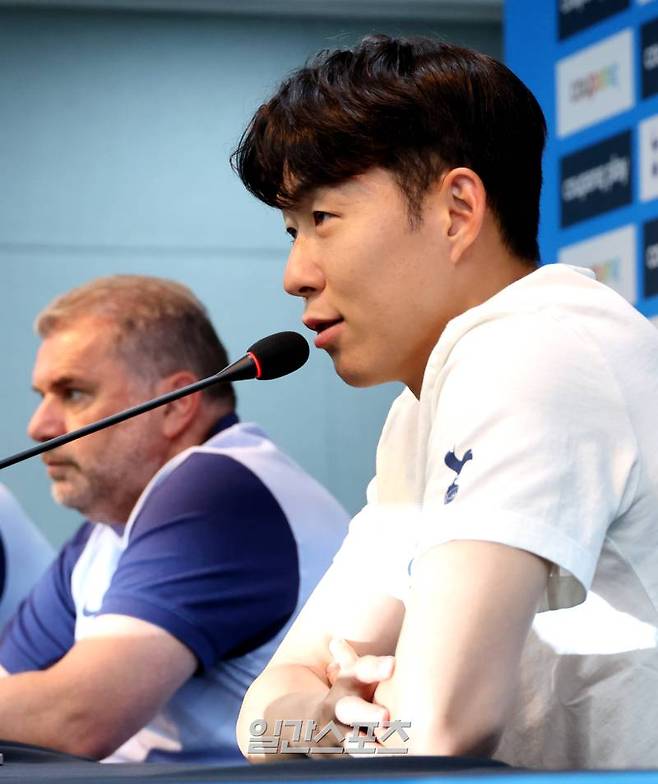 잉글랜드 프로축구 프리미어리그(EPL) 토트넘 홋스퍼 손흥민이 2024쿠팡플레이시리즈를 앞두고 30일 오후 서울 마포구 서울월드컵경기장에서 열린 공식기자회견에 참석해 취재진의 질문에 답하고 있다. 토트넘은 31일 팀 K리그와 1차전, 8월 2일 바이에른 뮌헨과 2차전을 치른다. 상암=김민규 기자 mgkim1@edaily.co.kr /2024.07.30/