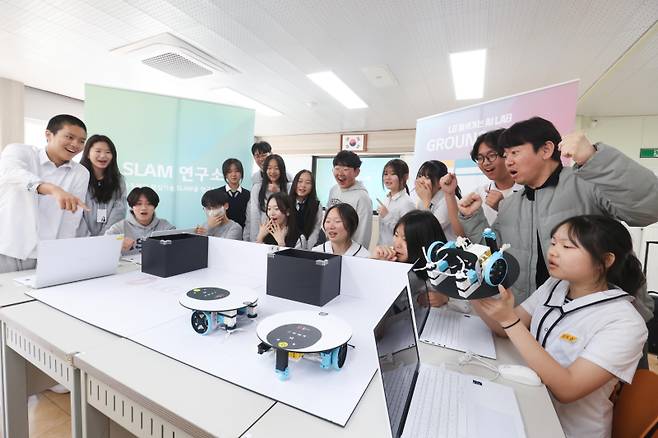 LG가 경남 진주 반성중학교에서 찾아가는 AI 랩을 진행했다. LG 제공