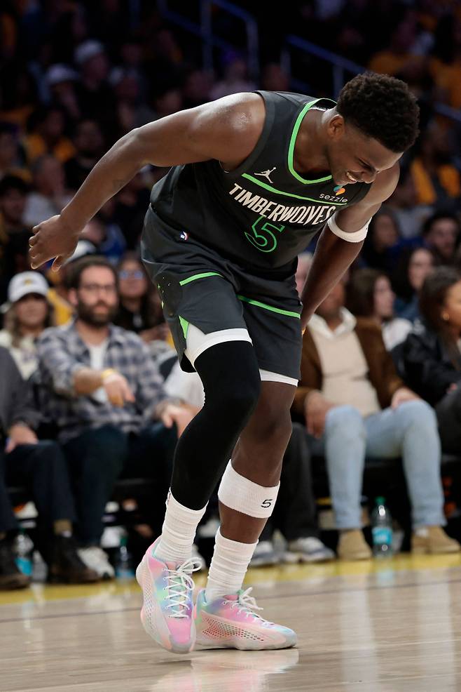 <yonhap photo-2996=""> 지난 20일 미국 캘리포니아주 크립토닷컴 아레나에서 열린 LA 레이커스와의 PO 1차전에서 활약한 앤서니 에드워스. [AFP=연합뉴스]</yonhap>