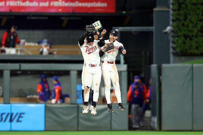 <yonhap photo-3330="">3연패 늪에서 탈출한 미네소타 트윈스 선수들. [AFP=연합뉴스]</yonhap>