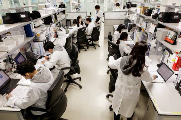 한미약품그룹 연구원들이 R&D에 매진하고 있는 모습. [사진=한미약품 제공]