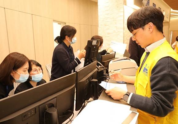 순천향대천안병원 교직원들이 새병원 외래 수납창구에서 모의훈련을 하고있다 [사진=순천향대천안병원]