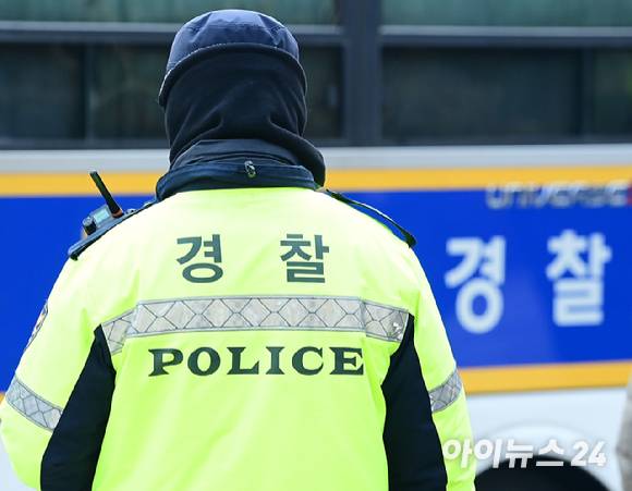 23일 경기 용인시 기흥역에 폭탄을 설치했다는 온라인 커뮤니티 게시글이 나타나 경찰이 수사에 나섰다. 사진은 경찰. [사진=정소희 기자]