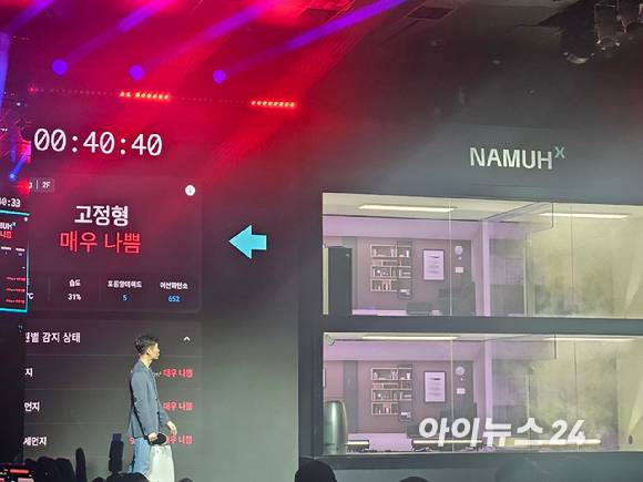 SK매직 정한종  BM혁신 본부장이 웰니스 로봇의 성능을 실험하고 있다. [사진=설재윤 기자]