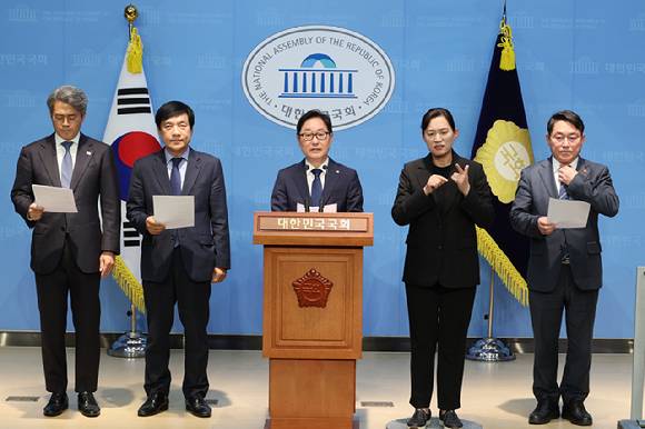 더불어민주당 소속 국회 법제사법위원회 위원들이 23일 서울 여의도 국회 소통관에서 이재명 전 대표의 공직선거법 사건의 대법원 전원합의체 심리와 관련해 입장을 밝히고 있다. 왼쪽부터 더불어민주당 김기표·이성윤·박범계·박희승 의원. 2025.4.23 [사진=연합뉴스]