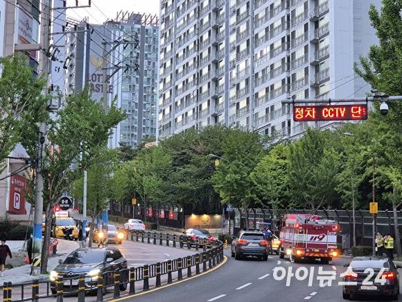 부산광역시 금정구 구서동 롯데캐슬 앞 도로에 땅꺼짐 현상이 발생해 일대 도로에 교통이 통제되고 있다. [사진=정예진 기자]