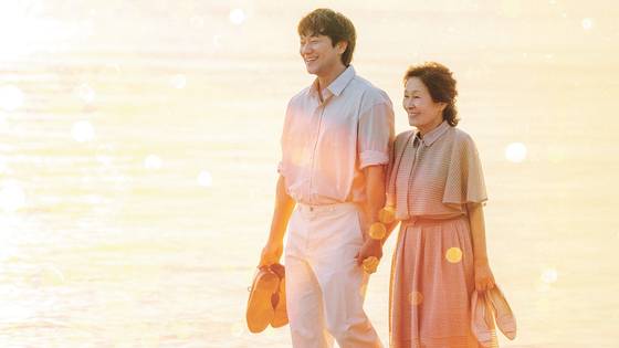 먼저 천국에 온 30대 낙준(손석구·왼쪽)이 80대의 아내 해숙(김혜자)과 만난다. [사진 SLL]