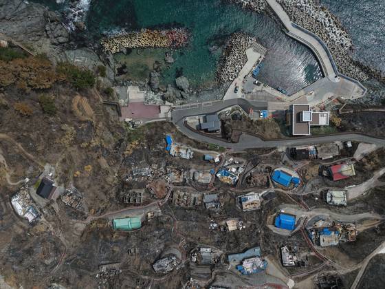 지난 10일 경북 영덕군 영덕읍 석리 어촌마을이 산불에 파괴돼 있다. 주민들은 산불이 마을을 덮치던날 해경선을 타고 바다로 대피했다. 뉴시스