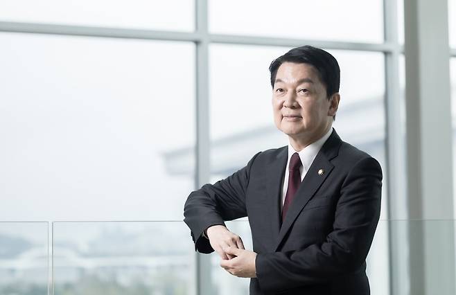 네 번째 대선 출마를 선언한 안철수 국민의힘 의원은 당내 지지세의 열세를 중도층의 지지로 커버할 수 있다고 믿는다. 최기웅 기자
