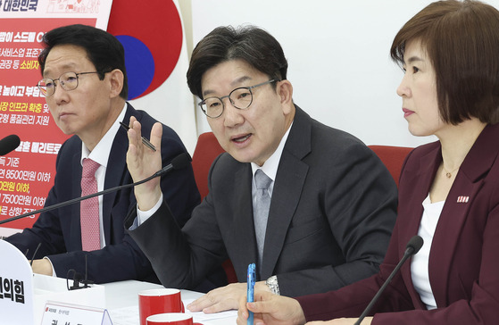 권성동 국민의힘 원내대표가 22일 오전 국회에서 ‘부담은 낮추고 행복은 올리고 결혼부터 육아까지 든든한 대한민국’ 공약을 발표하고 있다. 왼쪽부터 김상훈 정책위의장, 권 원내대표, 김미애 국민의힘 국회 보건복지위원회 간사. 임현동 기자