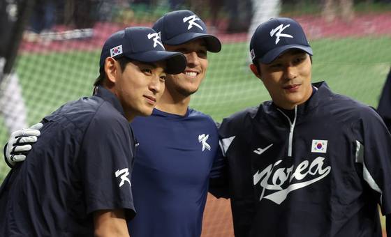 2023 WBC 대표팀에서 이정후(왼쪽) 김하성(오른쪽)과 함께한 에드먼. 뉴스1