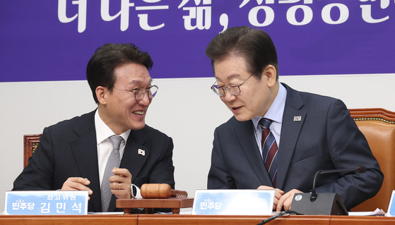 3월 7일 당시 이재명 더불어민주당 대표(오른쪽)가 국회에서 열린 3.8세계여성의날 기념 행사에 참석해 김민석 최고위원과 대화하는 모습 임현동 기자/20250307