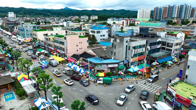 ▲ 북평5일장 옛 모습(사진 위)과 현재 모습(사진 아래).