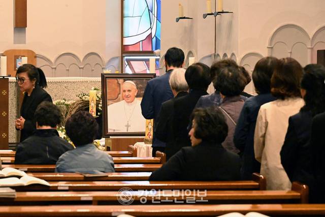▲ 23일 춘천 죽림동성당에서 지난 21일 선종한 프란치스코 교황을 추모하는 미사를 드리고 있다. 김정호