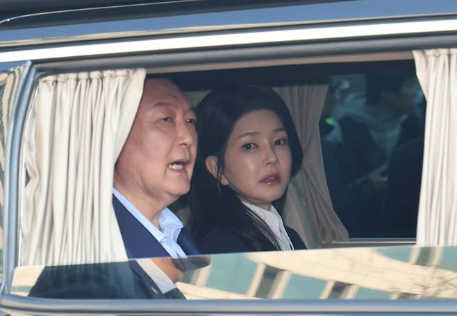 ▲ 서초동 사저 도착해 환영받는 윤 전 대통령 [연합뉴스]&nbsp;&nbsp;