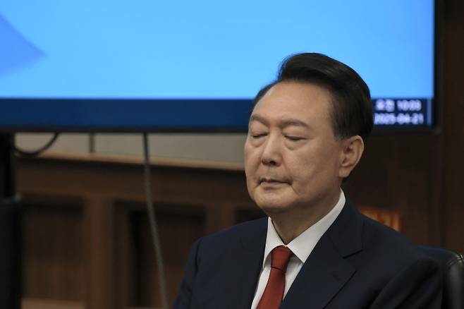 ▲ 피고인 석에 앉아 생각에 잠긴 윤석열 전 대통령 [연합뉴스]&nbsp;