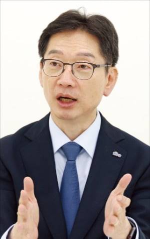 김경수 더불어민주당 대선 경선 후보가 지난 21일 한국경제신문과의 인터뷰에서 ‘5대 권역 메가시티’ 공약을 설명하고 있다.  강은구 기자