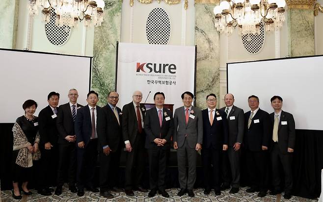 미국 워싱턴 DC에서 22일 진행된 한국무역보험공사 개소식에서 조현동 주미대사(왼쪽에서 일곱 번째), 장영진 무보 사장(여덟 번째) 등 참가자들이 기념 촬영을 하고 있다. /워싱턴특파원단