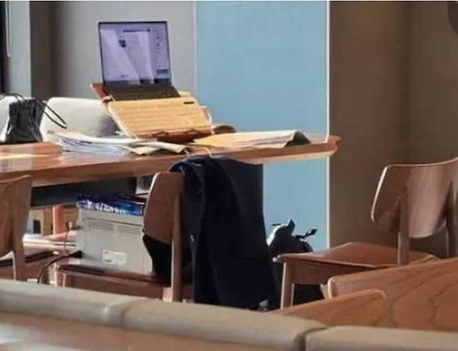 2024년 경상북도 안동시의 한 스타벅스 매장에 등장한 프린터기 (사진 = 온라인 커뮤니티)