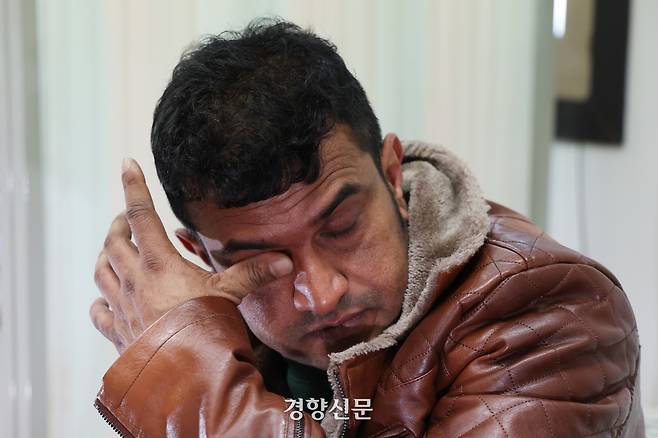 스리랑카 출신 이주노동자 무디다 마노즈가 지난 15일 울산광역시 북구 울산이주민센터에서 경향신문과 인터뷰하던 중 눈물을 닦고 있다. 정효진 기자