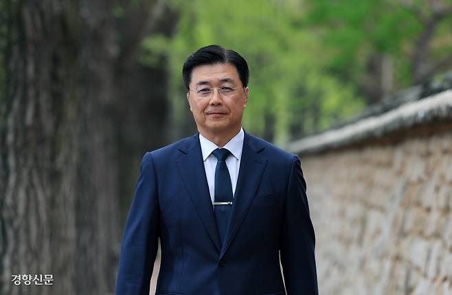 홍장원 전 국가정보원 1차장이 지난 17일 경향신문 인터뷰에 앞서 서울 정동길에서 사진촬영을 하고 있다. 그는 “군과 경찰, 그리고 대통령 직속기구인 국정원이 대통령의 명령에 복종하는 건 당연하지만 전제는 그 명령이 합법적이어야 한다는 것”이라고 강조했다. 이어 “최소한 3성 장군이라면 그만큼의 권한과 책임에 따른 선택을 했어야 하고 불법임을 알면서도 복종하기로 결정했다면 그에 마땅한 책임을 져야 한다”고 덧붙였다. 서성일 선임기자
