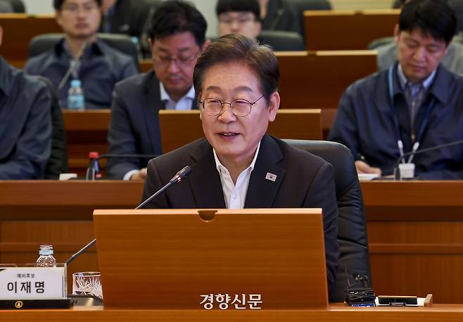 이재명 더불어민주당 대선 경선 후보가 17일 대전 유성구 국방과학연구소(ADD)에서 열린 현장간담회에서 발언을 하고 있다. 국회사진기자단