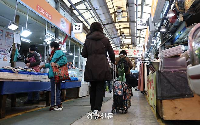 서울 서대문구 영천시장에서 시민들이 장을 보고 있다. 김창길 기자