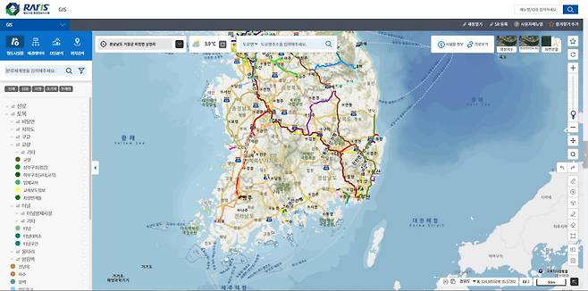 국가철도공단은 지난해 철도시설 종합정보시스템(RAFIS)을 개통해 산재돼 관리되던 철도시설물 현황 및 유지보수 이력정보 등을 통합해 생애주기 이력 정보 관리를 위한 기반을 마련했다.