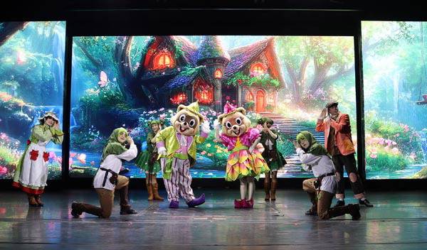 롯데월드 어드벤처 부산 봄 시즌 공연 ‘로리스 블루밍 파티’.  롯데월드 제공