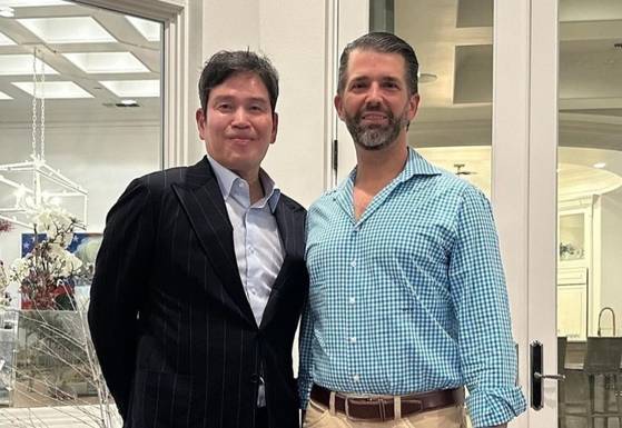 Chung Yong-jin, chairman of the Shinsegae Group at left, and Donald Trump Jr. [SCREEN CAPTURE]