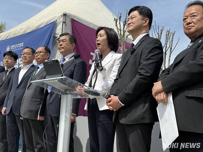허은아 전 개혁신당 대표가 23일 오전 국회 정문 앞 기자회견장에서 기자회견문을 낭독하고 있다. 송금종 기자 
