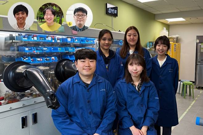 (앞줄 왼쪽부터)KAIST 원창현 석박사통합과정, 윤가혜 석박사통합과정 (뒷줄 왼쪽부터) 화학과 Neetu Singh 연수연구원.