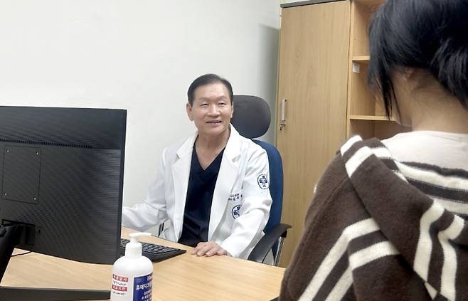 김규관 온병원 산부인과 과장이 월경장애 환자를 면담하고 있다. 온병원 제공