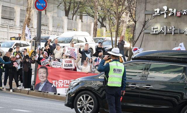 윤석열 전 대통령 부부가 탑승한 차량이 지난 11일 서울 서초구 아크로비스타 사저 앞에 도착하고 있다. 연합뉴스