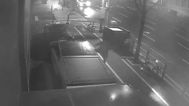 CCTV 동영상 속 30대 중국인 관광객 A씨가 테슬라 사이버 트럭의 조수석 쪽을 발로 차는 모습. 연합뉴스