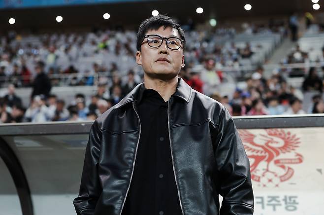 이정효 광주FC 감독이 19일 서울월드컵경기장에서 열린 2025 K리그1 서울과 9라운드 원정 경기에서 그라운드를 지켜보고 있다. 한국프로축구연맹 제공