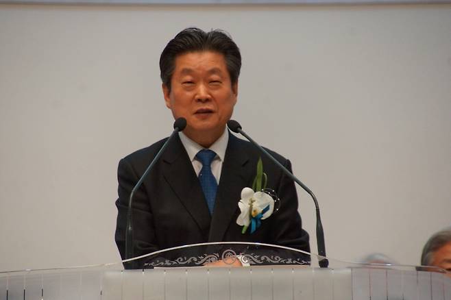 유연수 고려학원 전임 이사장이 23일 고신대에서 열린 제31대 이사장 및 이사, 감사 취임식에서 이임사를 하고 있다.