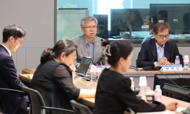 김택우 대한의사협회장이 23일 오후 서울 용산구 대한의사협회 대회의실에서 의료인에 대한 업무개시명령을 주제로 열린 의료정책포럼에서 발언하고 있다. 뉴시스